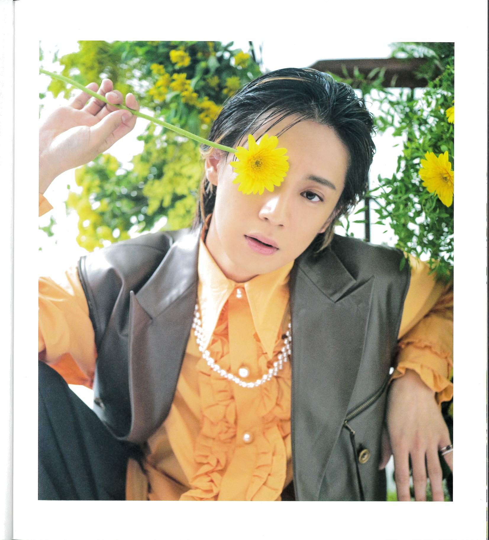 前川優希 2nd 写真集「指先で触れる青」 (2024) | BLOOM&STRIPES
